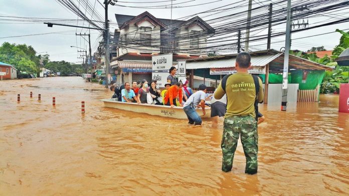 เจ้าหน้าที่ต้องใช้เรือคอยบริการประชาชน