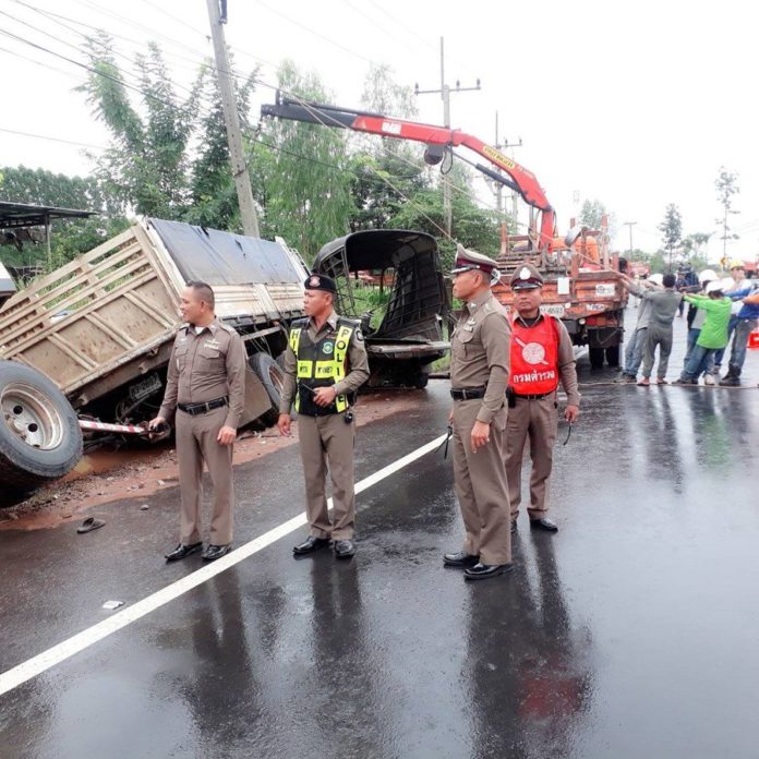 กระบะซิ่งฝ่าฝนเสียหลัก พุ่งข้ามเลนชนพ่วง 18 ล้อ