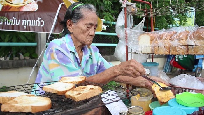 คุณยายวัย 80 ขายขนมปังปิ้งมา 50 ปี ส่งลูก 4 คนได้ดิบได้ดี - ข่าวสด