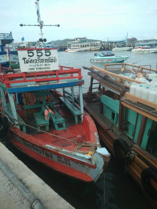 ไม่ใช่เรือโดยสารท่องเที่ยว แต่เป็นเรือขนของส่วนตัว