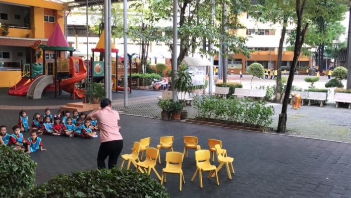 ครูสาธิตการเล่นเก้าอี้ดนตรี