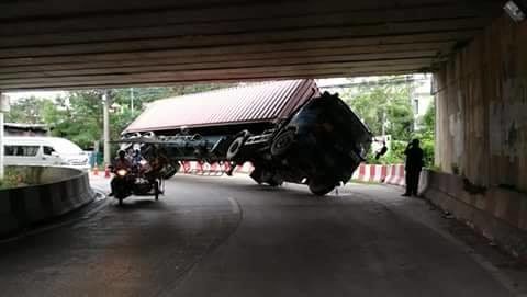 รถบรรทุก กลับรถใต้สะพานไม่พ้น