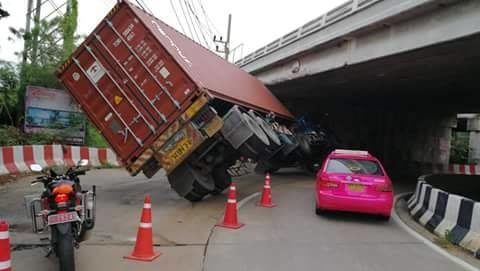 รถบรรทุก กลับรถใต้สะพานไม่พ้น