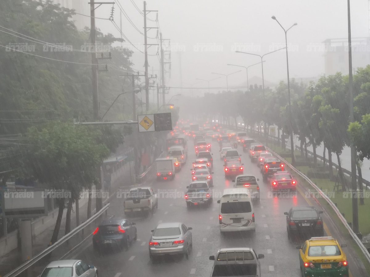 กรุงเทพอ่วมจริง! พายุเข้า-ฝนถล่มหนัก น้ำท่วมหลายจุด จราจรอัมพาต! (คลิป)