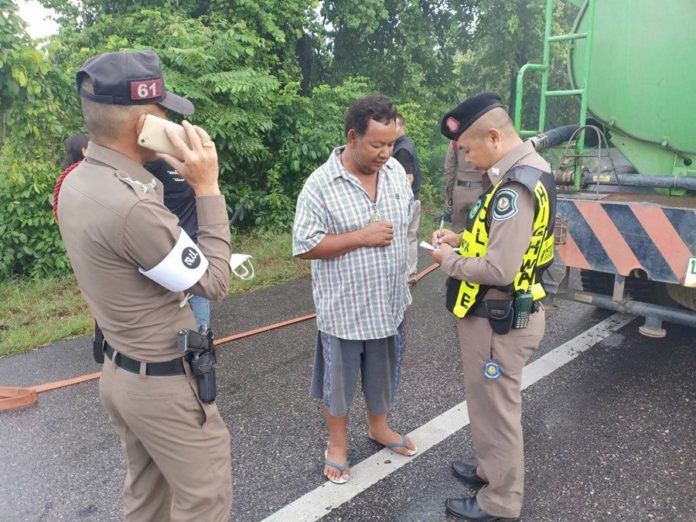 ระทึกกลางถนน! ไฟลุกไหม้รถ 10 ล้อ วอดทั้งคัน คนขับโดดหนีตาย