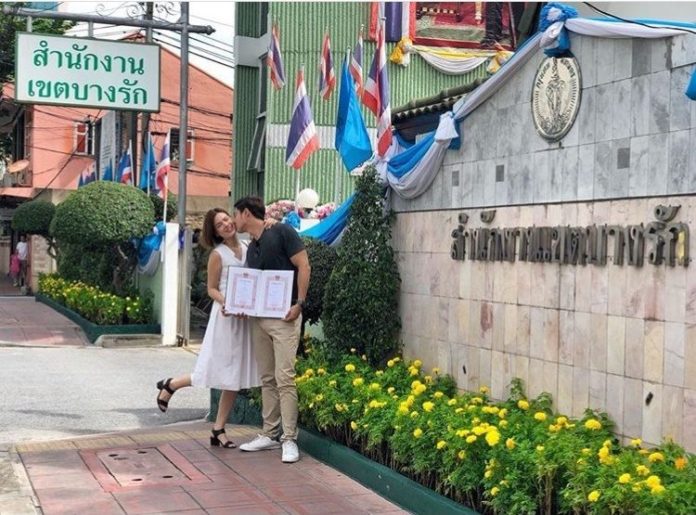 แต่งงานกันมานาน 2 ปี ‘แมน-เกล’ เพิ่งจูงมือจดทะเบียนสมรส ฉลองวันเกิดให้ฝ่ายชาย