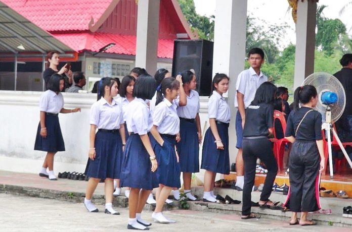 เพื่อนร่วมชั่นเรียนร่วมไว้อาลัยครั้งสุดท้าย