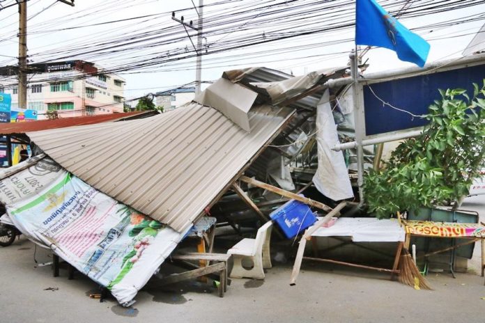 รถบรรทุกเบรกลมหมด พุ่งชนวินจยย. ขาหัก 