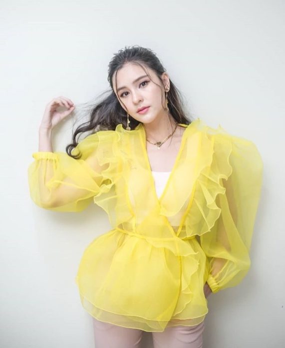 ออม หน้ามืด! เป็นลมล้มวูบกลางงาน ถูกนำส่งโรงพยาบาล - ชวดดูแฟชั่นโชว์