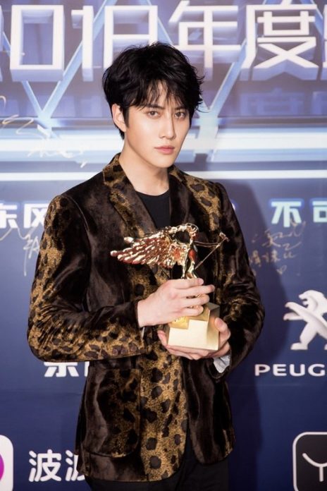  ไมค์ พิรัชต์ ฮอตจริง! คว้ารางวัลศิลปินต่างชาติยอดนิยมแห่งปี จากประเทศจีน
