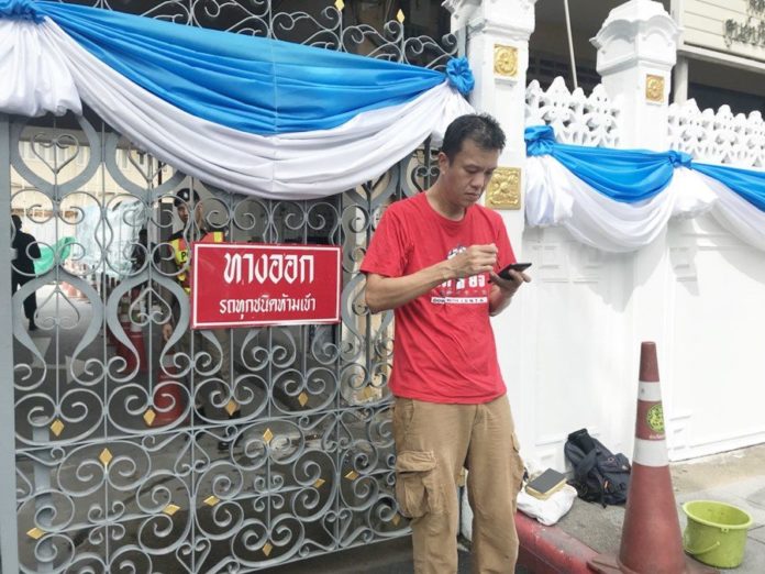 "เอกชัย" ถูกสาดปลาร้าใส่เละทั้งตัว ระหว่างบุกทำเนียบ