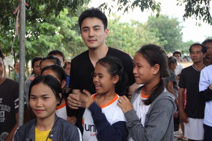 ธันวา สุริยจักร ธันวา สุริยจักร พระเอกสัญชาติลาว ลงพื้นที่มอบของ กอดให้กำลังใจพี่น้องชาวลาว