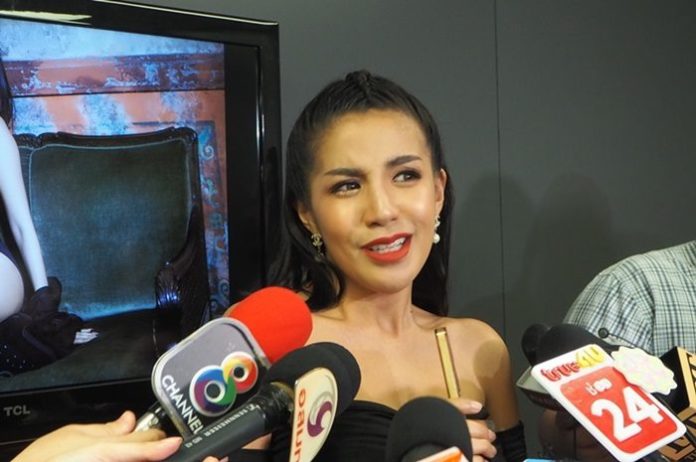 ตกใจ! "เอาไม่เสร็จ" เอ็มวีใหม่ 'ใบเตย อาร์สยาม' ล่อแหลม - หวาดเสียว