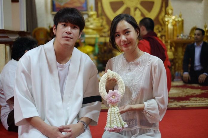 อาเล็ก ควง เต้ย ถวายสิ่งของให้พระสงฆ์ประสบภัยน้ำท่วมที่ลาว ปัดเสริมดวงความรัก