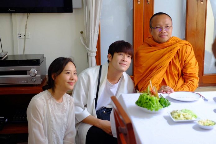 อาเล็ก ควง เต้ย ถวายสิ่งของให้พระสงฆ์ประสบภัยน้ำท่วมที่ลาว ปัดเสริมดวงความรัก