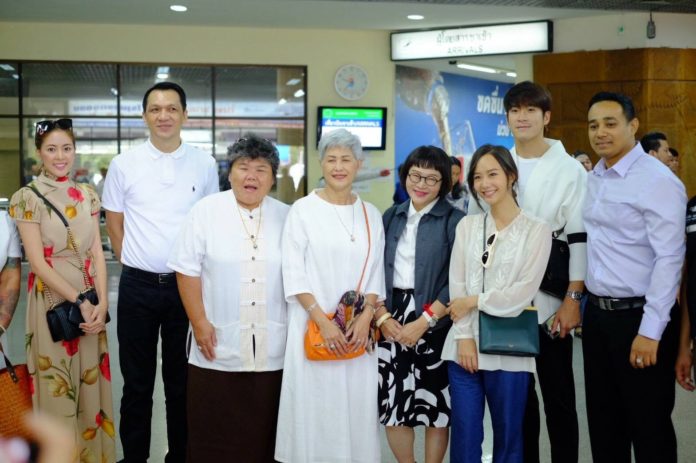 อาเล็ก ควง เต้ย ถวายสิ่งของให้พระสงฆ์ประสบภัยน้ำท่วมที่ลาว ปัดเสริมดวงความรัก