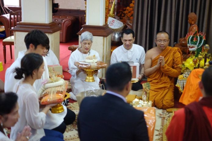 อาเล็ก ควง เต้ย ถวายสิ่งของให้พระสงฆ์ประสบภัยน้ำท่วมที่ลาว ปัดเสริมดวงความรัก