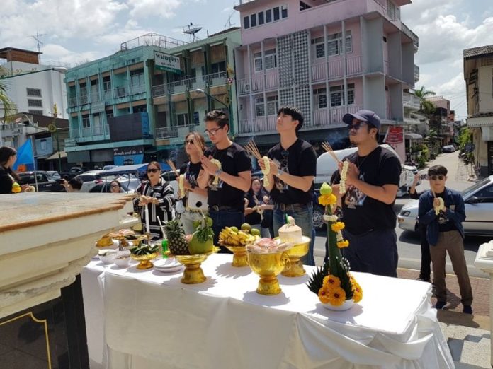 อนันดา รุดบวงสรวงอนุสาวรีย์ขุนพันธรักษ์ราชเดช เผยขณะแสดงมีเรื่องหวาดเสียว