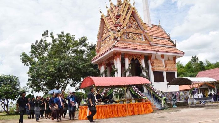 ขบวนแห่ศพน้องฟอสรอบเมรุที่วัดบ้านเกิด