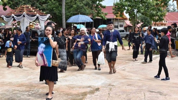 บรรยากาศแห่ศพน้องฟอส เพื่อนๆ ตั้งขบวนเซิ้งส่งวิญญาณ