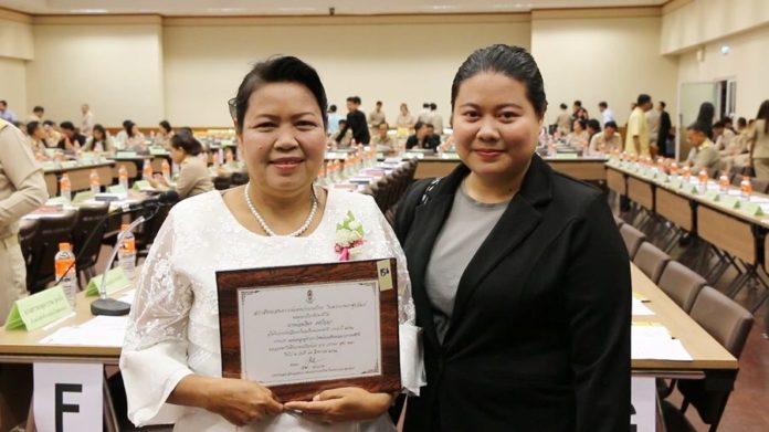 น้องแบม ในขณะที่ คุณแม่เข้ารับรางวัลแม่ดีเด่น