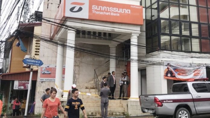 โจรคัตเตอร์ เจ้าหน้าที่ตำรวจตรวจสอบที่เกิดเหตุ