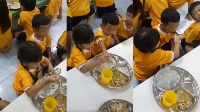 พี่สาววัย 4 ขวบ คอยป้อนข้าวดูแลน้องชายไม่ห่าง 