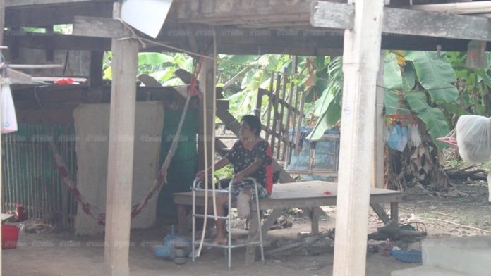 น.ส.นัยนา นั่งอยู่ลำพังในบ้านของตัวเอง