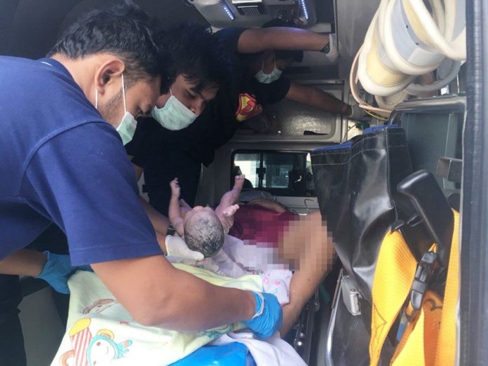 สาวคลอดลูกบนรถ ชาวบ้านแห่ส่องทะเบียนซื้อเลขเด็ด 