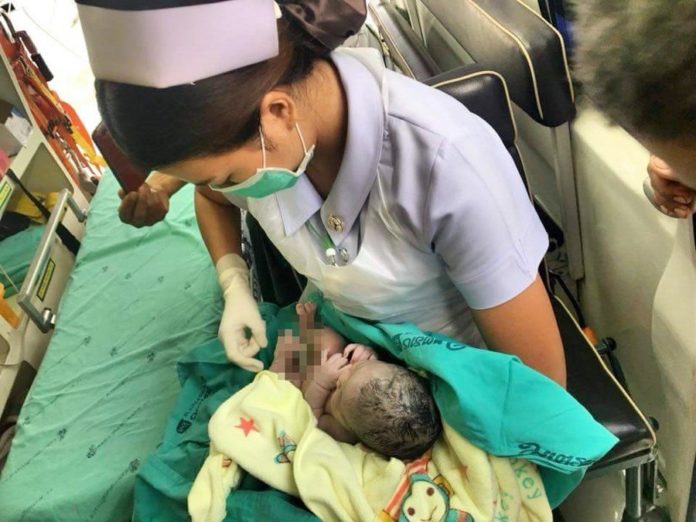 สาวคลอดลูกบนรถ ชาวบ้านแห่ส่องทะเบียนซื้อเลขเด็ด 