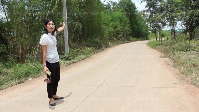 ผู้เสียหายชี้จุดเกิดเหตุถูกคนร้ายพยายามชิงทรัพย์