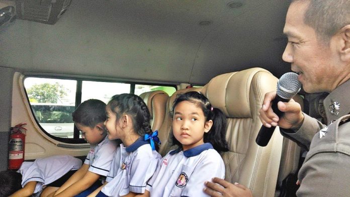 สอนนักเรียนถ้าติดในรถ