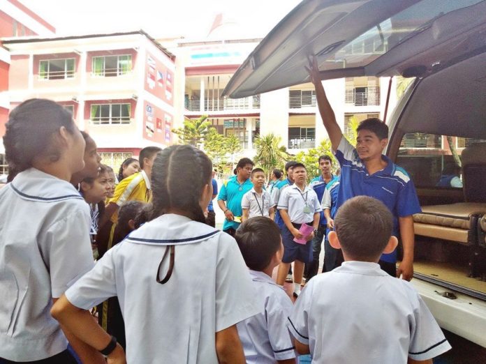 สอนนักเรียนถ้าติดในรถ