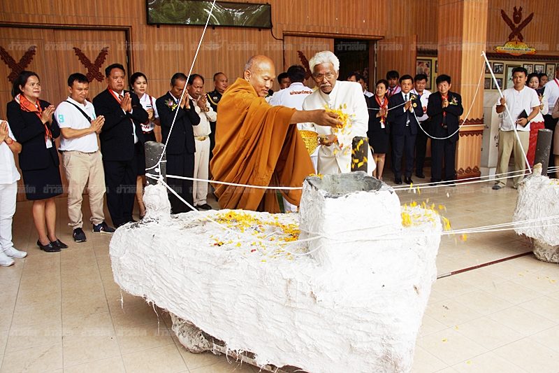 พระราชวิสุทธิประชานาถ ทำพิธีเททองหล่อหลวงพ่อแก่นเพชร
