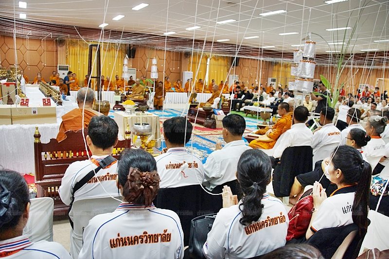 ผู้บริหาร คณะครู เข้าร่วมพิธีปลุกเสกวัตถุมงคล