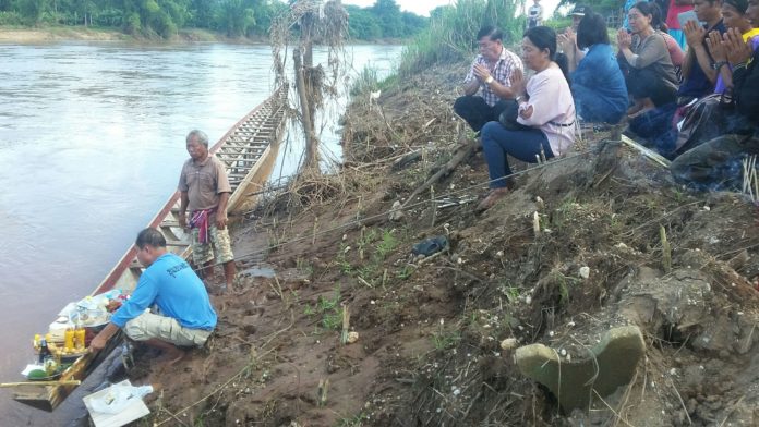 ญาติจุดธูปขอขมาเรือเจ้าแม่ ช่วยให้หาร่าง 3พลทาร