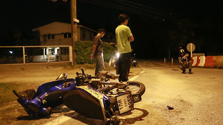 กระบะเลี้ยวตัดหน้าจยย.