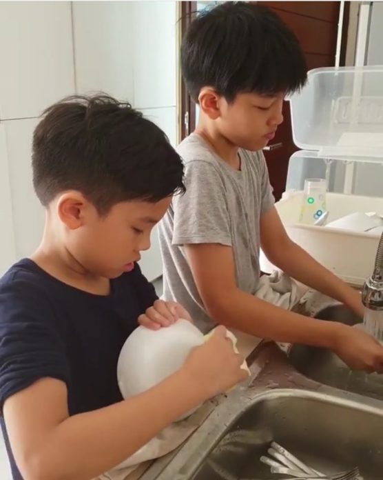 แม่บ้านลางาน สองพี่น้อง คุน-จุน เลยต้องสามัคคี ช่วยกันล้างจาน
