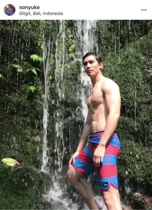 สน ยุกต์ สน ยุกต์ สลัดผ้าโชว์กล้ามแน่นๆ แฟนคลับกรี๊ดสลบ ตายอย่างสงบศพสีชมพู
