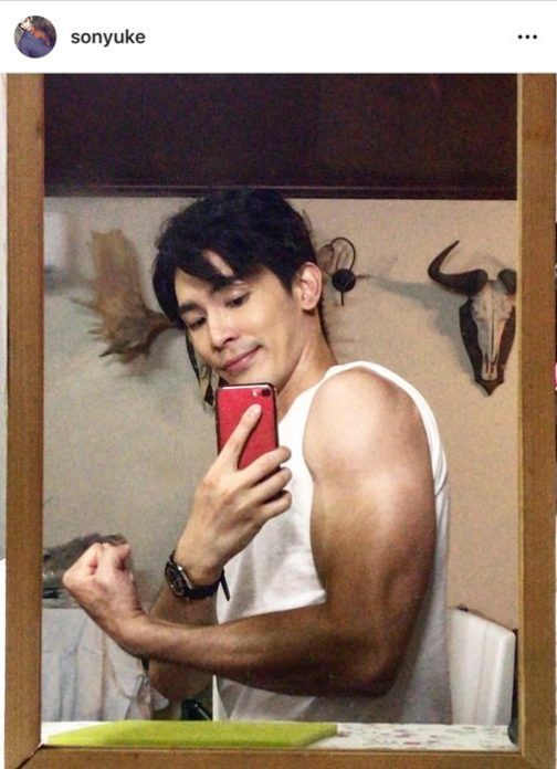 สน ยุกต์ สน ยุกต์ สลัดผ้าโชว์กล้ามแน่นๆ แฟนคลับกรี๊ดสลบ ตายอย่างสงบศพสีชมพู