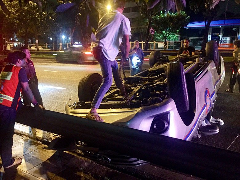 รถตราโล่หลุดโค้งตีลังกา