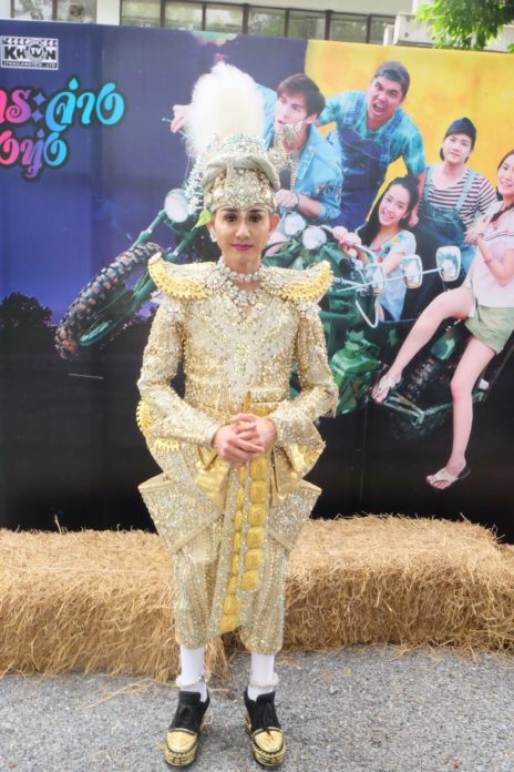 เอ ไชยา เอ ไชยา ในชุดลิเกเต็มยศ
