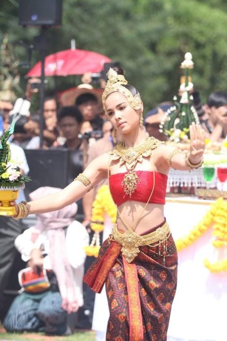 แต้ว แต้ว ญาญ่า รำถวาย “พ่อปู่ศรีสุทโธ” และ “แม่ย่าศรีปทุมา”