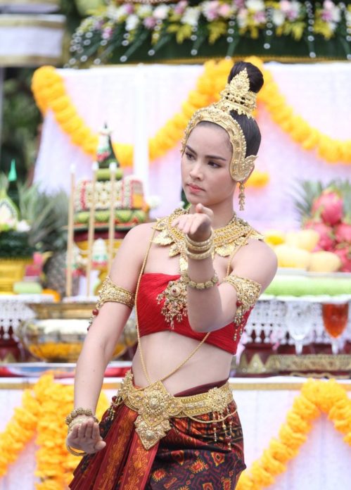 แต้ว แต้ว ญาญ่า รำถวาย “พ่อปู่ศรีสุทโธ” และ “แม่ย่าศรีปทุมา”