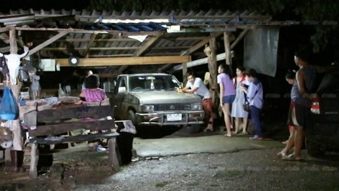 ครอบครัวและเพื่อนบ้านที่อ้างว่าเห็นผีกระสือจับกลุ่มพูดคุยถึงเรื่องที่เกิดขึ้น