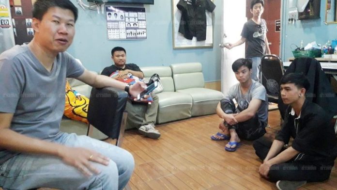 ตำรวจคุมตัว 2 ผู้ต้องหารุมโทรสาววัย 19 มาสอบปากคำ