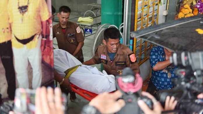 เจ้าหน้าที่เคลื่อนย้ายศพ น้องเนิส หลังแพทย์ชันสูตรเสร็จ