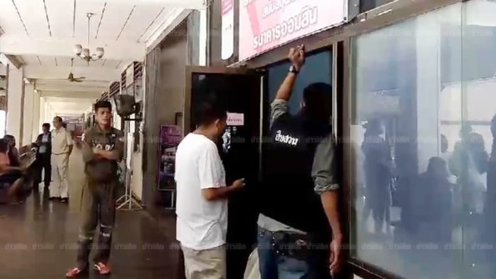 เจ้าหน้าที่ตรวจสอบที่เกิดเหตุ ครูหนุ่มผูกคอดับกลางโรงเรียน