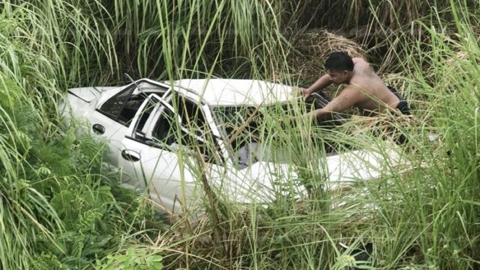 สภาพรถเก๋งของนายยิ่งใหญ่ที่พุ่งลงข้างทาง