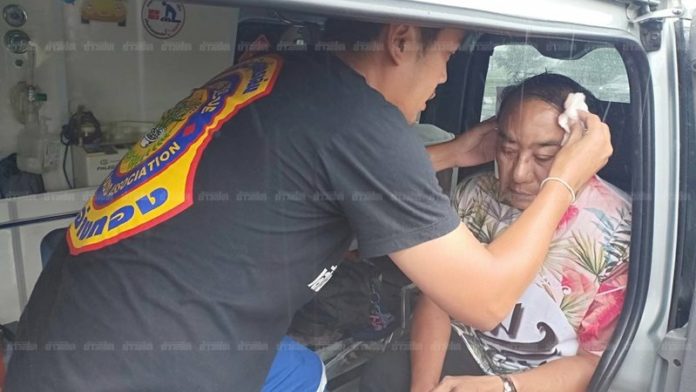 เจ้าหน้าที่กำลังปฐมพยาบาลนายยิ่งใหญ่